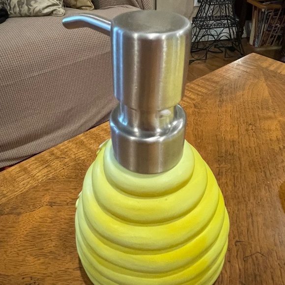 PRICE DROP! Cute Bee Theme Gift Set: Hand towel, soap dispenser & birthday card - Picture 6 of 11